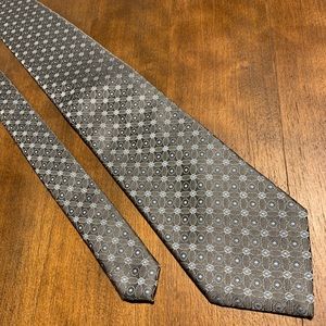 Geometric polyester neck tie